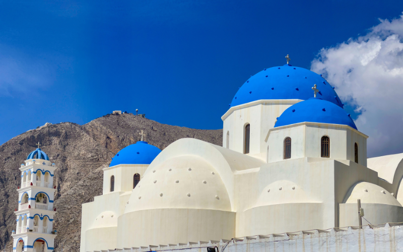 Église de la Sainte Croix à Perissa Santorini avec la montagne Profitis Ilias en arrière-plan